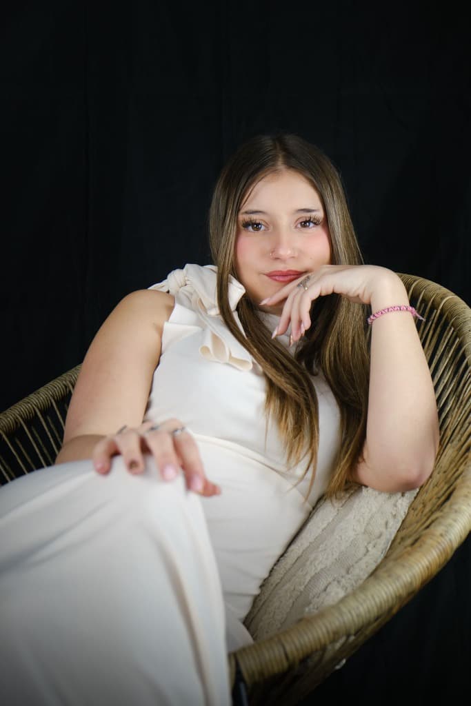 Portrait sur chaise en osier par Steven Dufour